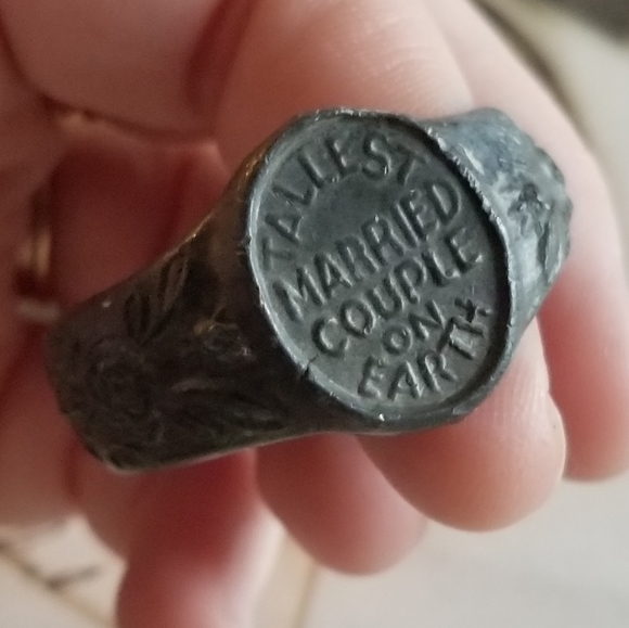 Relisted -Vintage 1930s Circus Sideshow Worlds Tallest Couple Novelty ring - Picture 4 of 11